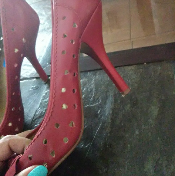 Guess heels with heart designs on side and bow on - Picture 3 of 3